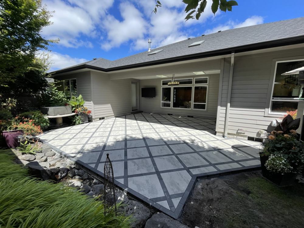 Custom patterned paver patio